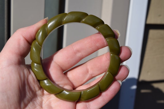 bakelite bracelet olive green vintage deeply rope… - image 3