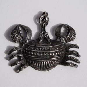 crab pendant mid century crab jewelry silver tone highly detailed Cancer zodiac astrological sign mermaid friend collectible jewelry