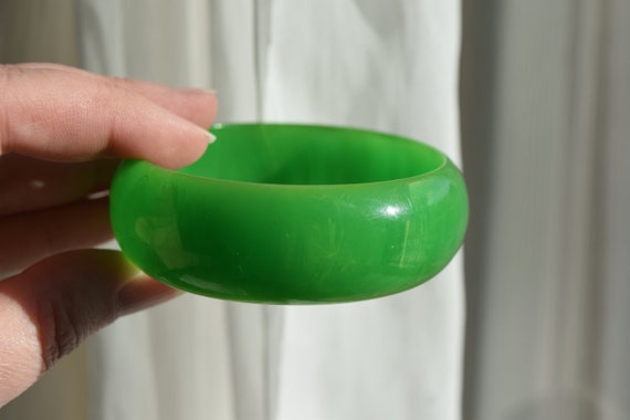 SALE bakelite bracelet vintage green lightly marb… - image 4