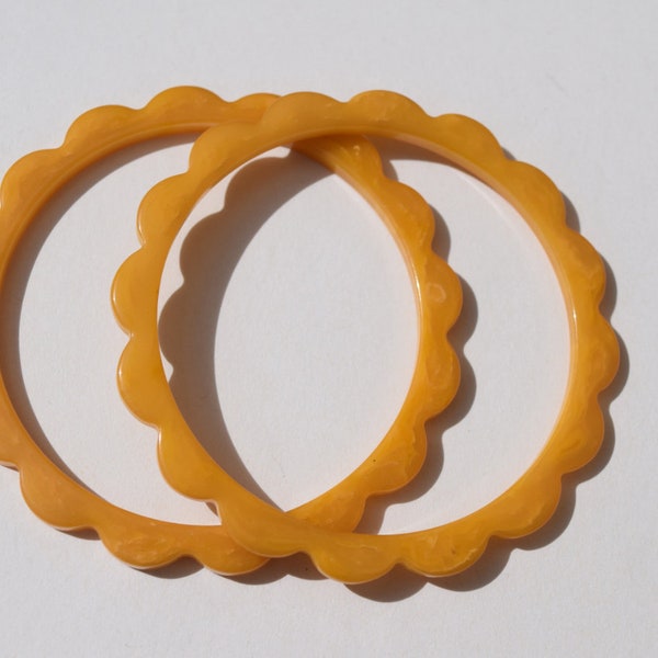 bakelite bracelets vintage RARE daisy scallop carved bangles set of two! Golden yellow marbled Mid Century collectible jewelry