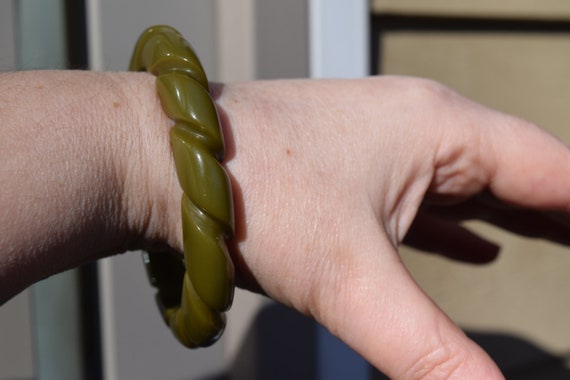 bakelite bracelet olive green vintage deeply rope… - image 1