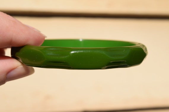 bakelite bracelet vintage green carved bangle lov… - image 6