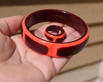 pulsera de lucite brazalete vintage Y anillo a juego, ¡SÚPER RARO! Color rosa intenso y granate recortado en capas, fabricante Best Plastics