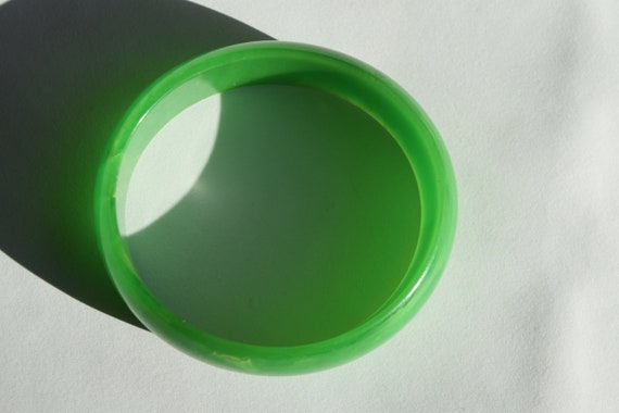 SALE bakelite bracelet vintage green lightly marb… - image 2