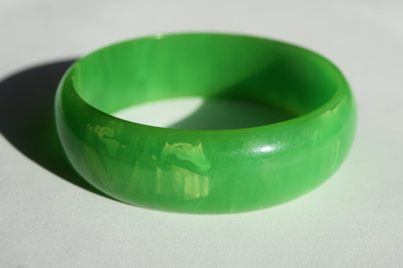 SALE bakelite bracelet vintage green lightly marb… - image 1