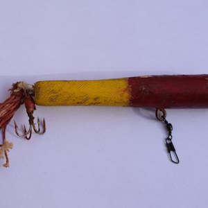 Vintage Unsigned Reflective Green & Yellow Wooden Fishing Lure