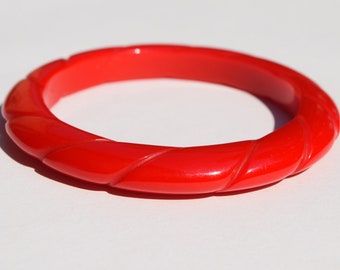 bakelite bracelet vintage bangle bright red rope carved lovely vintage condition Mid Century collectible jewelry