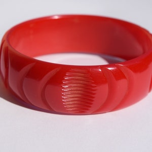 SALE bakelite bracelet red carved bangle Deco designs True opaque red in great vintage condition Mid Century collectible jewelry Bild 1