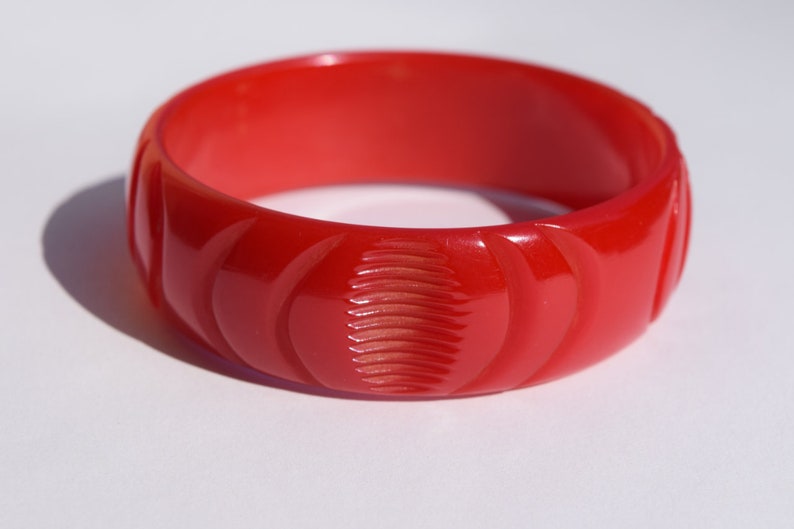 SALE bakelite bracelet red carved bangle Deco designs True opaque red in great vintage condition Mid Century collectible jewelry Bild 1
