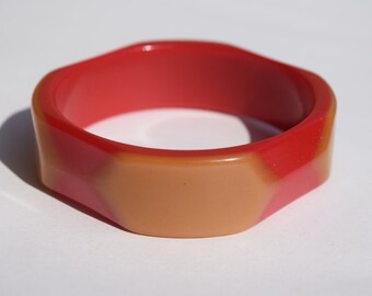 VENTA Pulsera de lucita vintage en capas de oro rojo, tallada en la parte posterior, probablemente hecha por BEST PLASTICS, joyería coleccionable rara de mediados de siglo