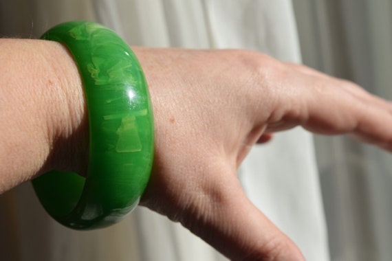 SALE bakelite bracelet vintage green lightly marb… - image 5