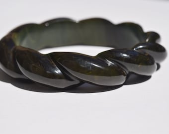 Pulsera de baquelita vintage rara, diseño de cuerda torcida PROFUNDAMENTE TALLADA, color verde oscuro dorado jaspeado y forma ovalada, joyería coleccionable de mediados de siglo