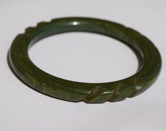 pulsera de baquelita vintage tallada en mármol verde con brazalete amarillo! Precioso estado, grandes joyas coleccionables de mediados de siglo.