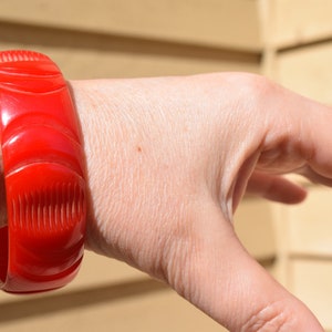 SALE bakelite bracelet red carved bangle Deco designs True opaque red in great vintage condition Mid Century collectible jewelry Bild 4