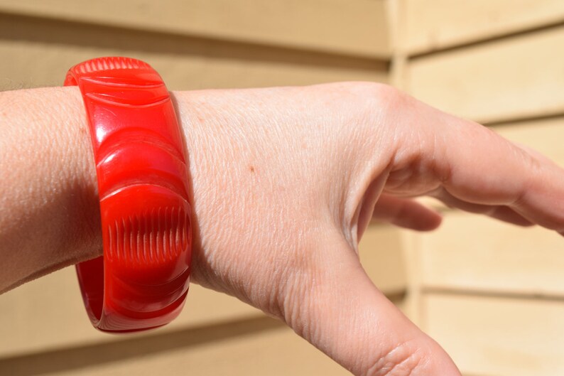 SALE bakelite bracelet red carved bangle Deco designs True opaque red in great vintage condition Mid Century collectible jewelry Bild 4