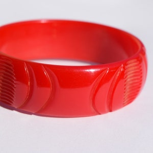 SALE bakelite bracelet red carved bangle Deco designs True opaque red in great vintage condition Mid Century collectible jewelry Bild 2