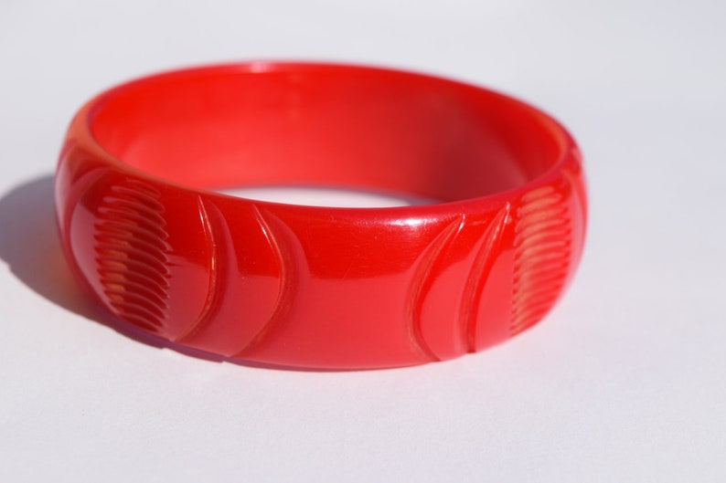 SALE bakelite bracelet red carved bangle Deco designs True opaque red in great vintage condition Mid Century collectible jewelry Bild 2