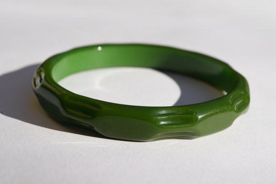 bakelite bracelet vintage green carved bangle lov… - image 2
