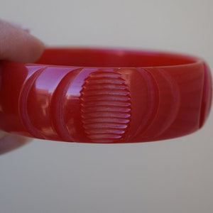 SALE bakelite bracelet red carved bangle Deco designs True opaque red in great vintage condition Mid Century collectible jewelry Bild 7