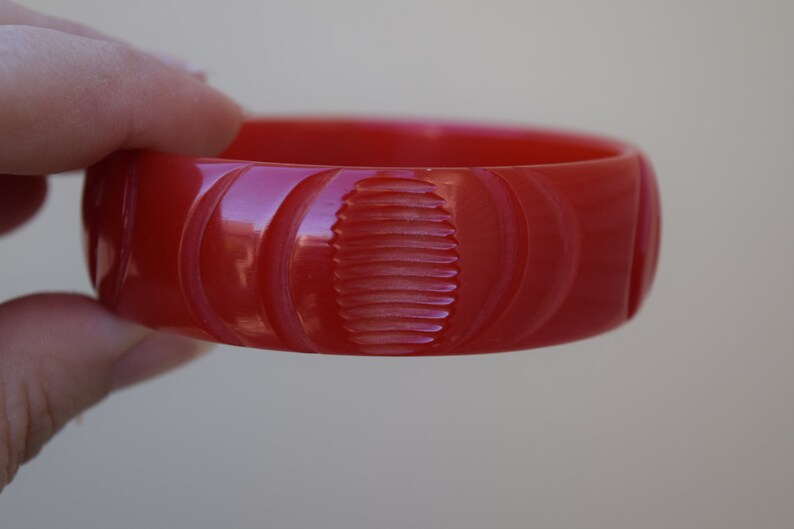 SALE bakelite bracelet red carved bangle Deco designs True opaque red in great vintage condition Mid Century collectible jewelry Bild 7