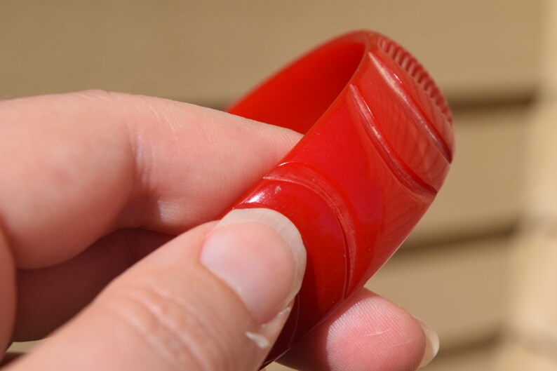 SALE bakelite bracelet red carved bangle Deco designs True opaque red in great vintage condition Mid Century collectible jewelry Bild 6