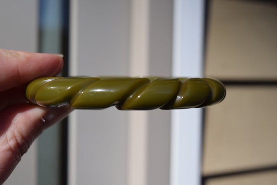 bakelite bracelet olive green vintage deeply rope… - image 2
