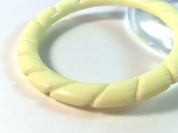 1 Vintage Bakelite Bracelet - Pale Yellow New Carv