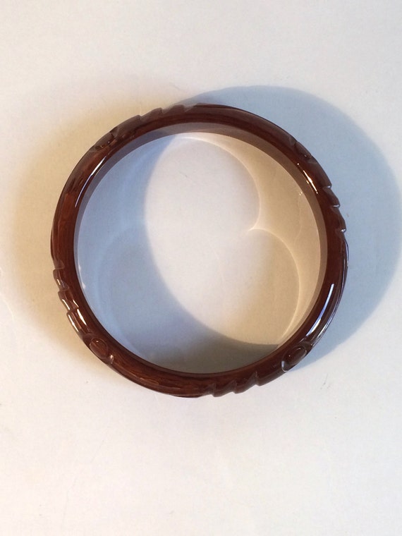 1 Bakelite Vintage Bangle - Carved Golden Brown a… - image 5