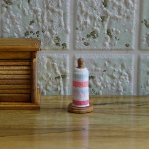 Suporte de toalha de papel de cozinha em miniatura para casa de bonecas com rolo de toalha de papel, suporte de toalha de papel de cozinha em miniatura escala 1:12