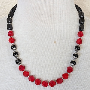 Rode & zwarte Afrikaanse ketting, Afrikaanse accentkralen, rode glazen ketting, zwart, rode tribale ketting, Delta Sigma Theta, bruiloft, minimalisme