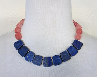 Cuarzo cereza rosa, lapislázuli azul marino, collar rosa y azul marino, collar babero de lapislázuli, rosa fresa y azul oscuro, idea de regalo