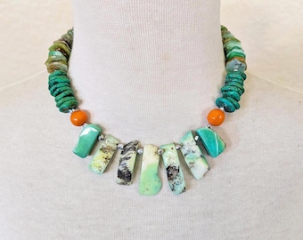 Collar de crisoprasa verde espuma de mar, resina naranja, magnesita turquesa, cierre chapado en plata.