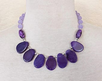 Collar de turquesa con mosaico de ágata púrpura, cuentas de vidrio lila y cierre chapado en plata.