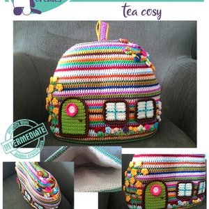 Puede incluir: Un calienta tazas de té de crochet colorido con forma de casa con una puerta verde, ventanas y flores. El calienta tazas está hecho con una variedad de colores, incluyendo rojo, naranja, amarillo, verde, azul y morado. El texto "Emvy creates" y "Crochet pattern tea cozy" es visible en la imagen.
