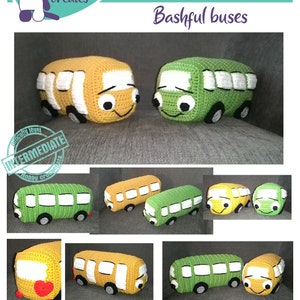 Può includere: Schema a uncinetto per realizzare due autobus di peluche. Gli autobus sono verdi e gialli con finestre bianche e ruote nere. Lo schema è etichettato come "Bashful Buses" ed è classificato come "Intermedio" in difficoltà.