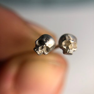 N.57 - skull studs
