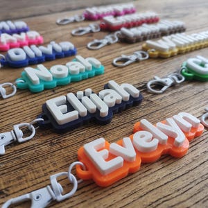 Vente en gros 5/10/20 personnalisé imprimé 3D nom porte-clés porte-clés sac à dos gobelet bouteille sac à lunch étiquette fête d'anniversaire paver cadeau