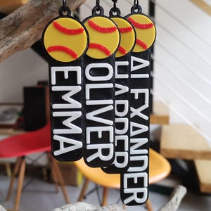 5/10/20 personnalisé personnalisé softball collège lycée porte-clés nom sac à dos étiquette de sac 3D imprimé match jour sport équipe entraîneur cadeau