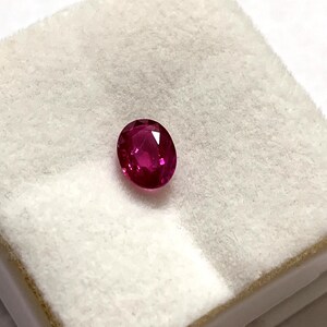 天然の上質なルビー、深紅～ピンクがかった色調、グレード VS～AA、オーバルカットのルース宝石 7.25 x 5.25 x 3 mm、1.12 カラット。