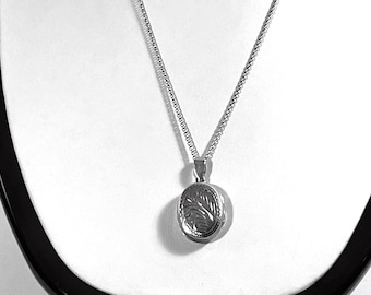 Vintage Sterling Silver Etched Oval Shape Locket with 20" Rolo Chain. Lobster Claw Clasp, 8.10 Grams. Refinished, Free US Shipping