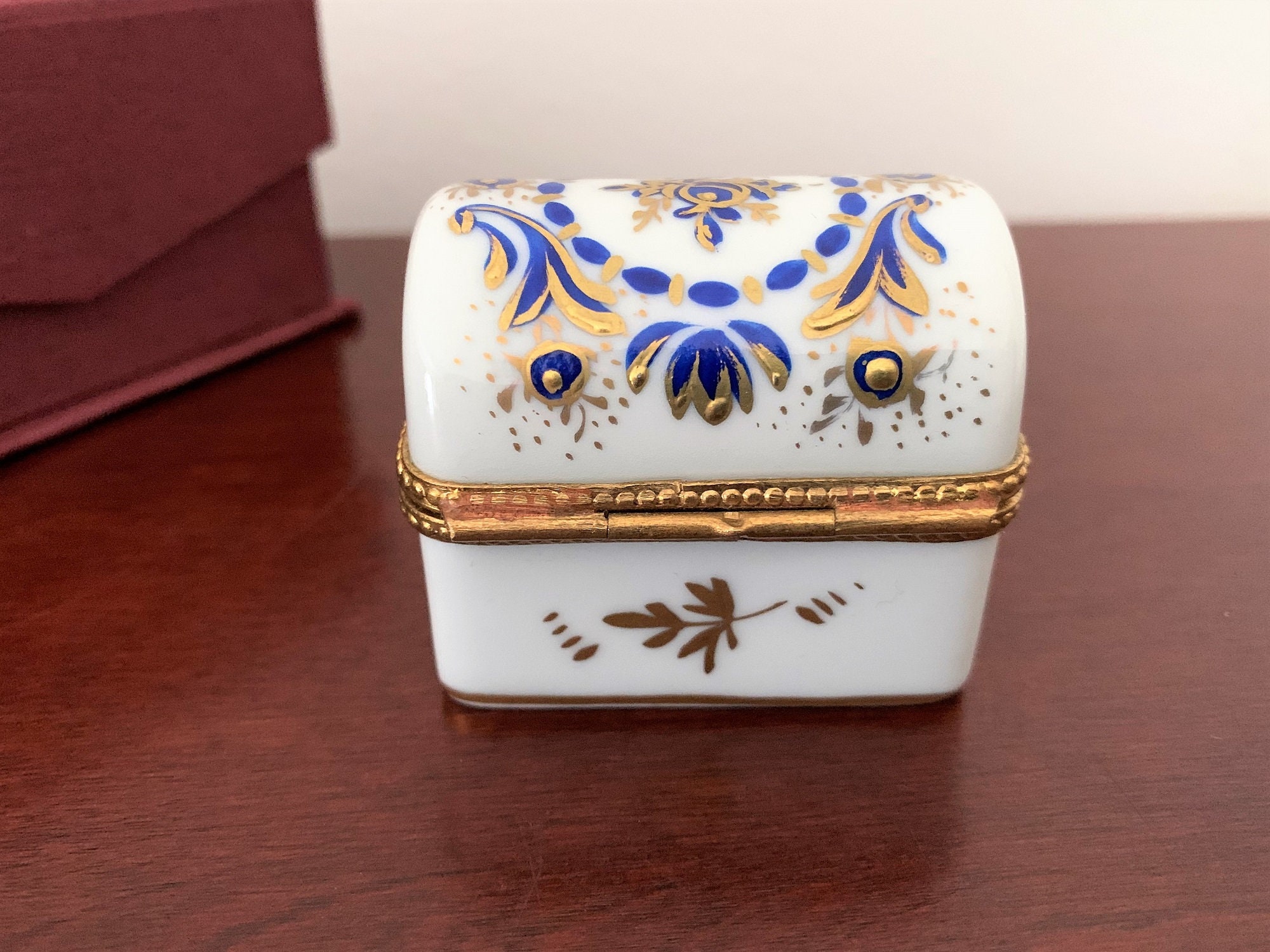 Limoges France Porcelaine decoree a La Main, Paris Style Limoges France Porcelaine decoree a La Main, Paris Style