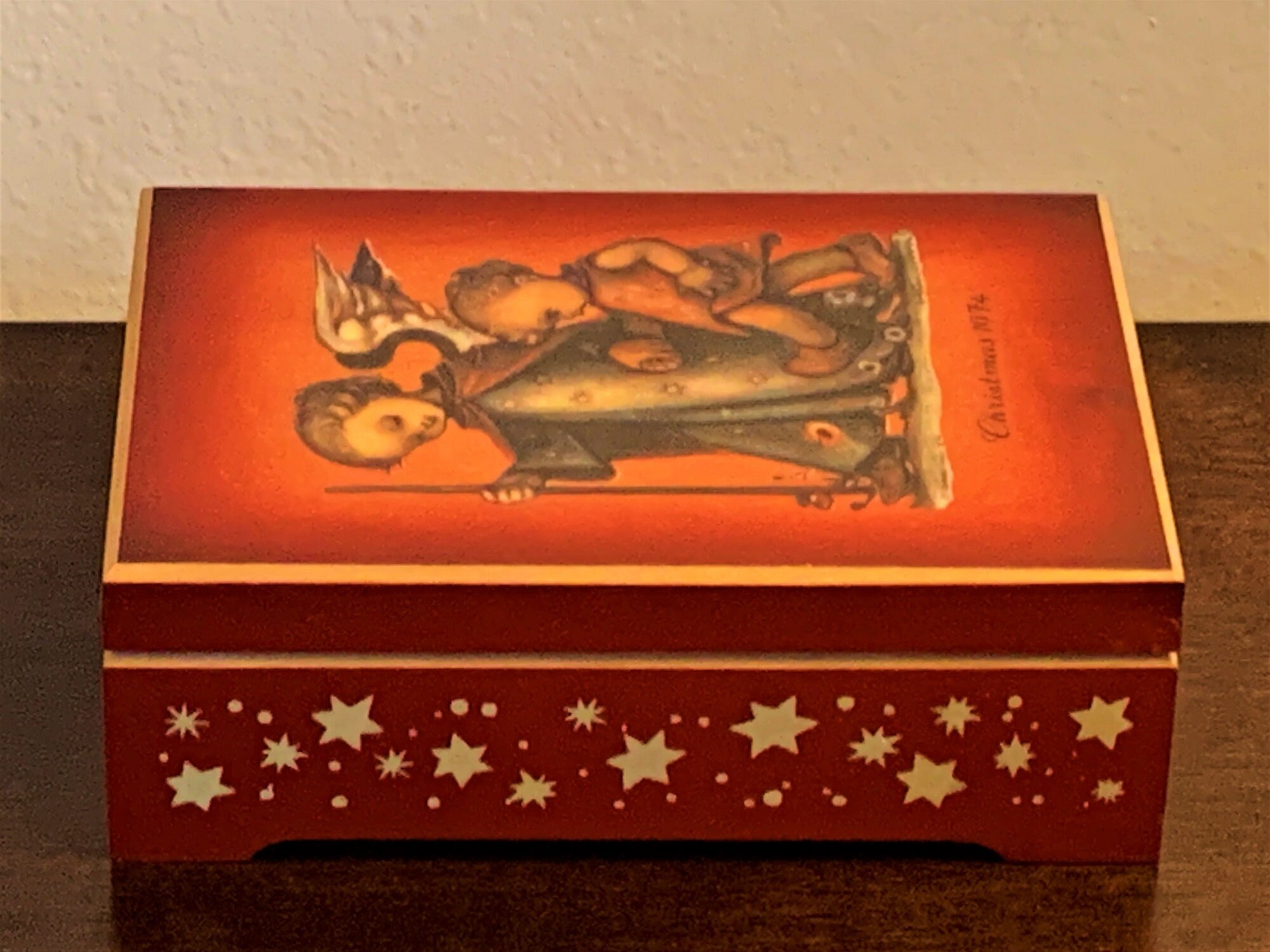 The Original Berta Hummel Christmas 974 Music Box Sankyo Music Movement Box Is Crafted In Italy Plays Adeste Fideles 5 1 2 X 4 the original berta hummel christmas