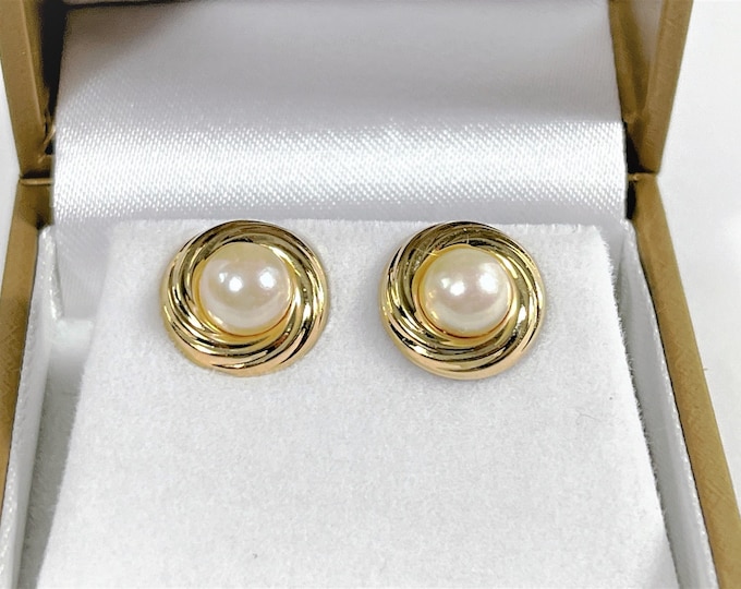 14K Yellow Gold Cultured Pearls Earrings, 7mm High Grade Pearls, Swirl Pattern Frame, 1/2" Diameter. 1.50 Grams. Free US Shipping.