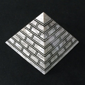 Vintage ägyptische Pyramide, Hand geschnittene eingelegte Perlmuttfliesen, alte Kairoer Handwerkskunst, 3 &quot;- 7 cm, positive Energie. Kostenloser Versand