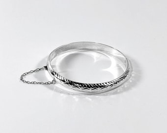 VTG Sterling Silver Hinged Bangle, Diamond Cut Patterns, 7mm wide, Flushed Clasp W/Safety Chain, 9.5 Grams, Refinished. Free US Shipping.