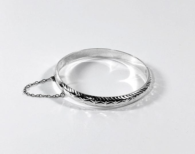 VTG Sterling Silver Hinged Bangle, Diamond Cut Patterns, 7mm wide, Flushed Clasp W/Safety Chain, 9.5 Grams, Refinished. Free US Shipping.