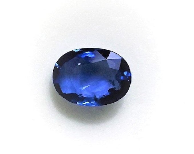 Fine Natural Blue Sapphire,Vibrant Royal Blue, Oval Cut 1.80 carats, 8.46X6.28 mm, VVS-AA
