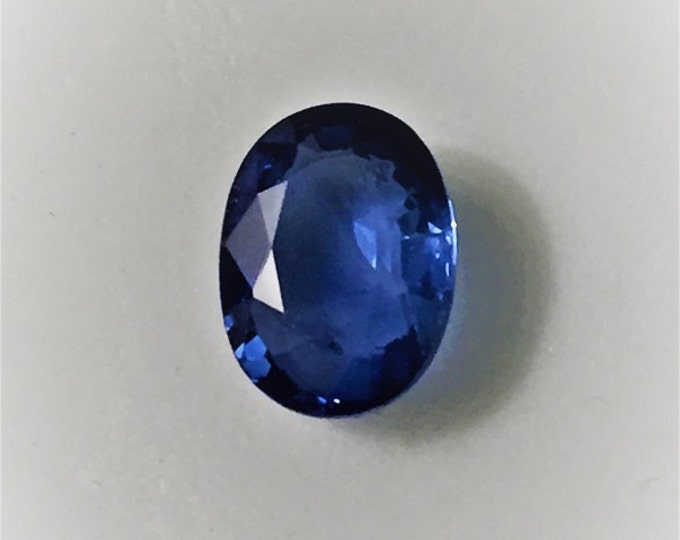 Fine Natural Blue Sapphire,Vibrant Royal Blue, Oval Cut 1.80 carats, 8.46X6.28 mm, VVS-AA