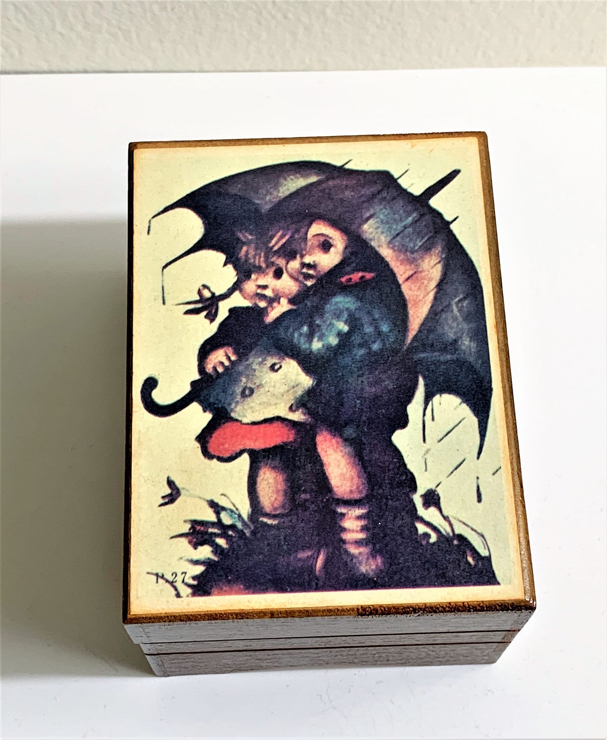 Hummel Original Rain Children with Umbrella, Toyo Japan Music Box, Plays Raindrops Keep Falling