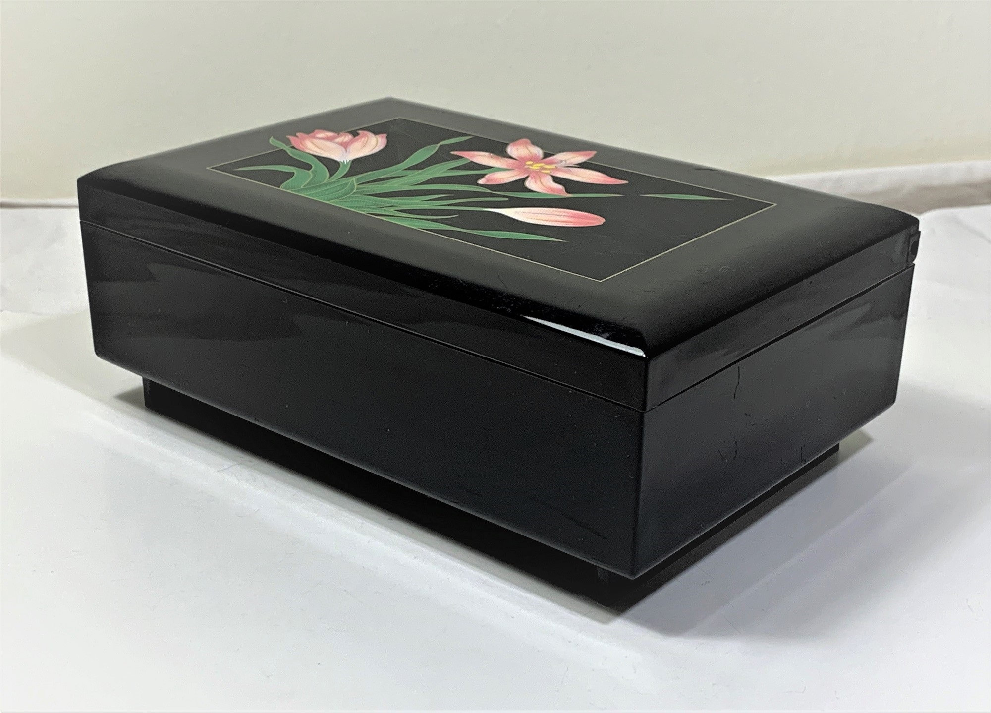 Vintage Sankyo Japan Musical Jewelry Trinket Box,Love Story Glazed